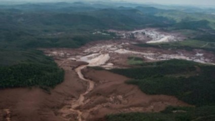 Imagem do local onde rompeu a barragem da empresa Samarco, em Bento Rodrigues - Divulgação/Secom/MS