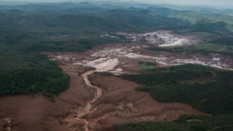 Imagem do local onde rompeu a barragem da empresa Samarco, em Bento Rodrigues - Divulgação/Secom/MS Imagem do local onde rompeu a barragem da empresa Samarco, em Bento Rodrigues - Divulgação/Secom/MS