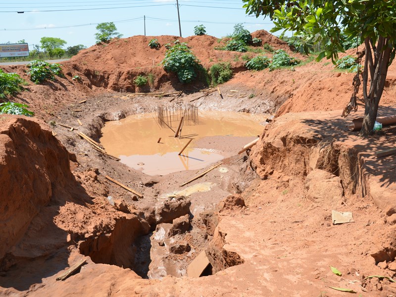 Divulgação - Obras da ETE, abandonadas pela empresa; sobra um buraco