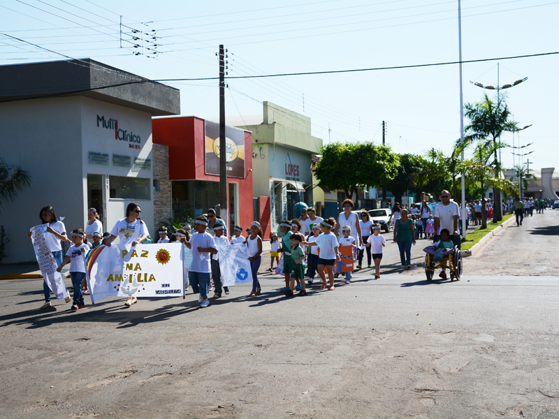 Estudantes de Brasilândia realizam passeata pela paz mundial