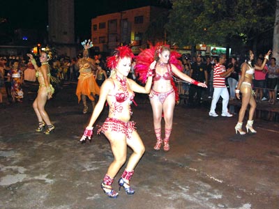 Cerca de 10 mil pessoas, segundo a Polícia Militar, prestigiaram na noite deste domingo o desfile das duas escolas de samba de Três Lagoas -