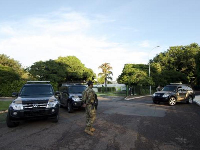 Polícia Federal faz operação de busca e apreensão na residência oficial do presidente da Câmara dos Deputados, Eduardo Cunha, no Lago Sul, em Brasília - Marcelo Camargo/Agência Brasil