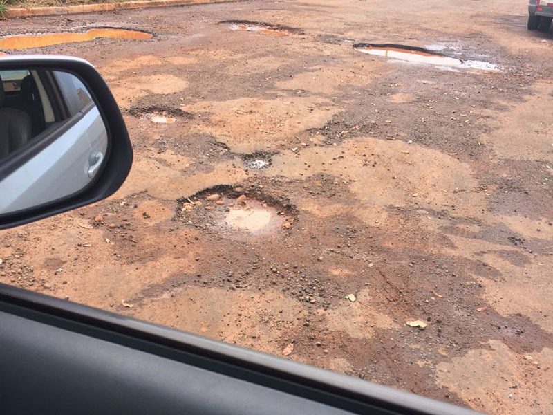 Buracos espelhados pelas ruas do bairro Jardim dos Ipês - Arquivo/Pessoal