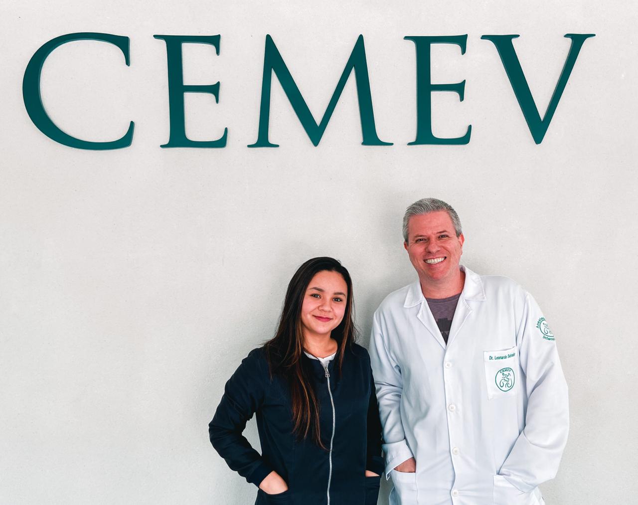 Rayane Amaral e Leonardo Salvador, médicos veterinários do CEMEV - Arquivo CEMEV