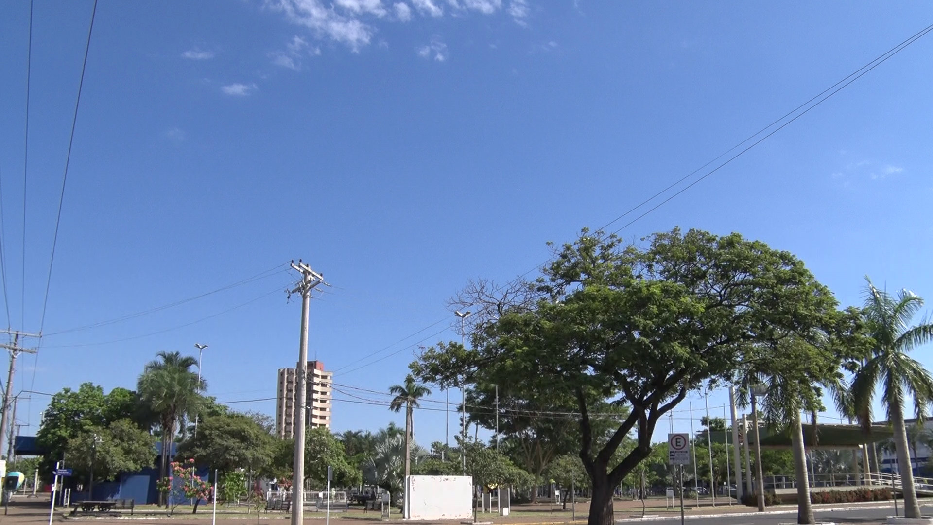 Céu fica ensolarado, mas não se descarta a probabilidade de tempestades.