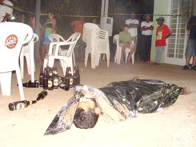 O corpo ficou estirado a lado da mesa, onde a vítima bebia com amigos -