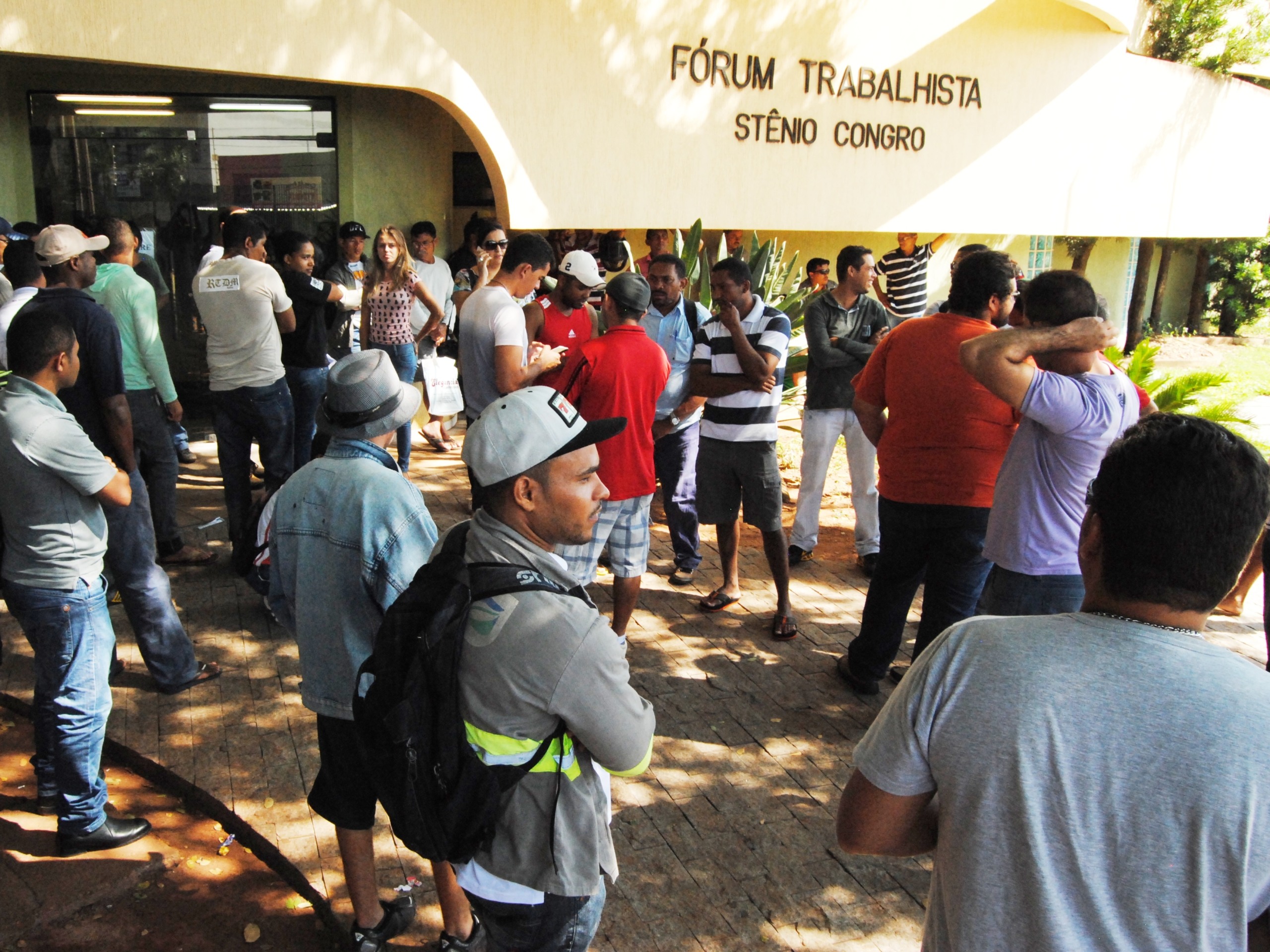 Trabalhadores protestaram em frente ao Fórum Trabalhista "Stênio Congro" nesta semana - Ana Cristina Santos 