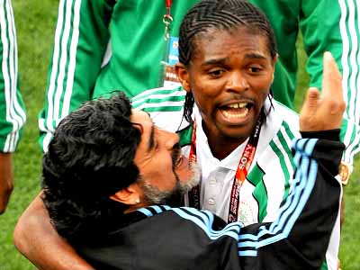 Maradona e o capitão nigeriano Nwankwo Kanu se cumprimentam antes da partida - Maradona e o capitão nigeriano Nwankwo Kanu se cumprimentam antes da partida -