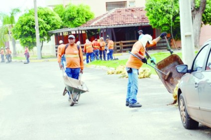 Cerca de 130 varredores atuam na limpeza urbana da cidade -
