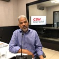 Colunista Adilson Trindade durante participação no Jornal CBN Campo Grande.