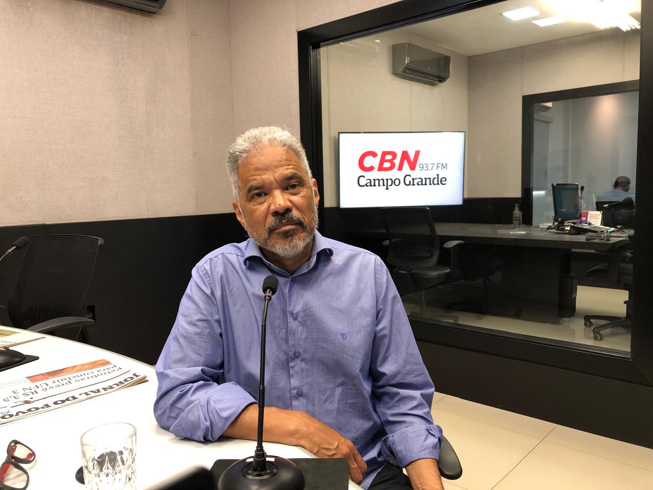 Colunista Adilson Trindade durante participação no Jornal CBN Campo Grande.