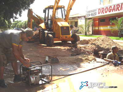 Sanesul beneficia moradores com troca de tubulação -