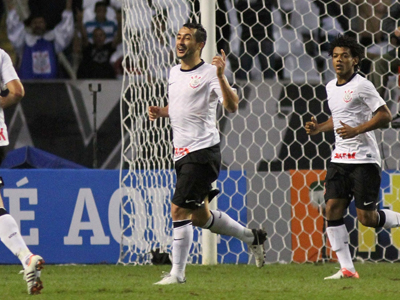 Douglas comemora no Engenhão: meia marcou dois gols -