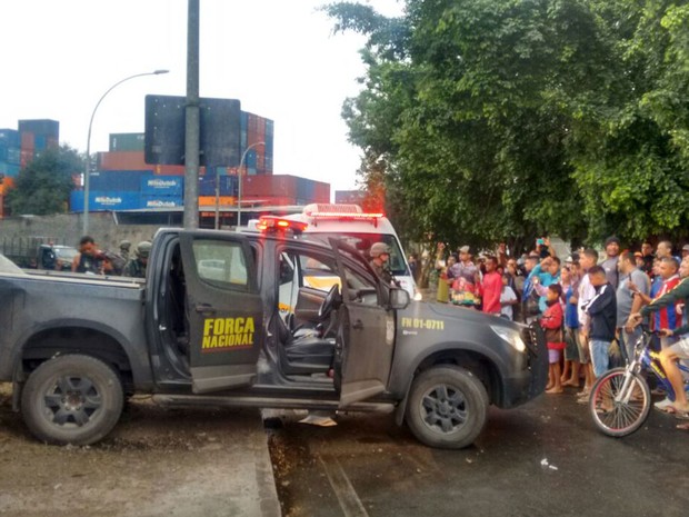 Moradores acompanham trabalho de resgate de militares feridos - Reprodução/Internet