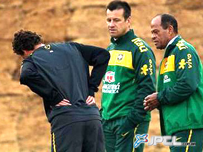 Elano (esq.) conversa com Dunga sobre o tornozelo machucado -