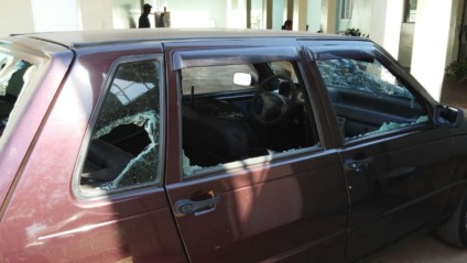 Carro de vizinha teve todos os vidros quebrados e parte da lataria amassada - Celso Daniel/TVC