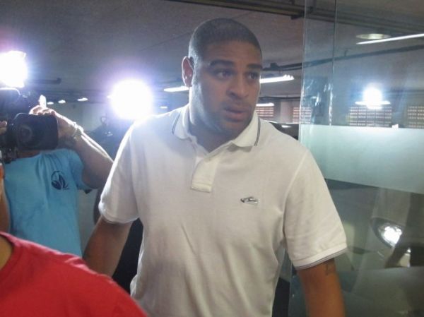 Adriano chega à clínica na Barra de Tijuca -