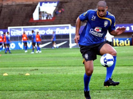 Adriano participou do treino e deve ficar à disposição de Dunga -