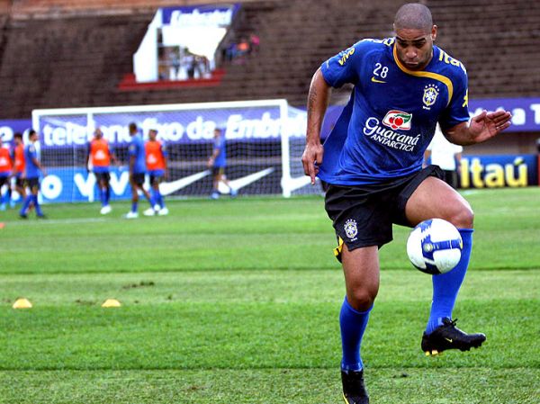 Adriano participou do treino e deve ficar à disposição de Dunga -