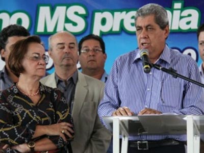 Governador André Puccinelli discursa em agenda pública em Nova Andradina nesta segunda -