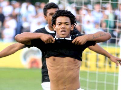 Romarinho comemora golaço de letra contra o Coxa -