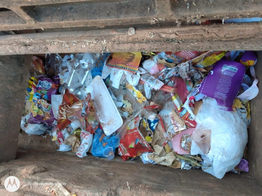 Já foram encontrados restos de móveis, objetos cortantes, papelão e até seringas nesses locais.