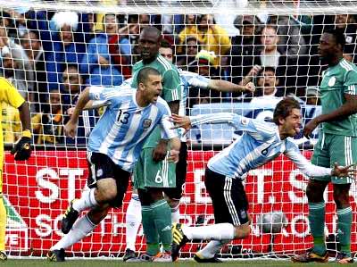 Jogadores argntinos comemoram o gol solitário - Jogadores argntinos comemoram o gol solitário -