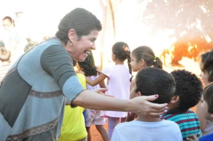 Mais de 1,2 mil alunos deverão receber os uniformes - Mais de 1,2 mil alunos deverão receber os uniformes -