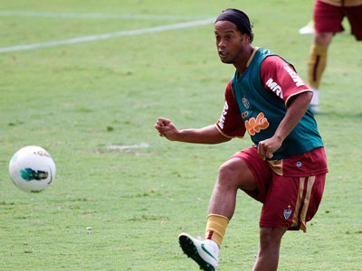Ronaldinho em treino pelo Galo -