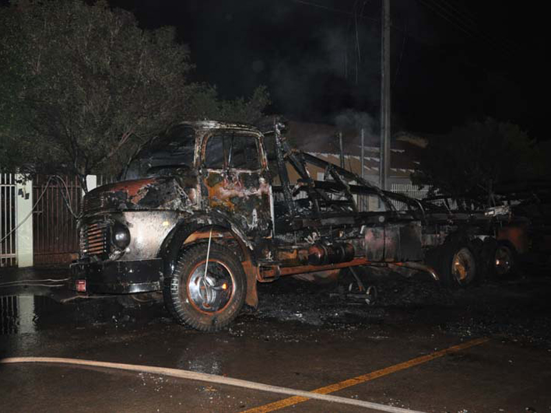  Caminhões foram destruídos pelas chamas - Divulgação/ocorreionews