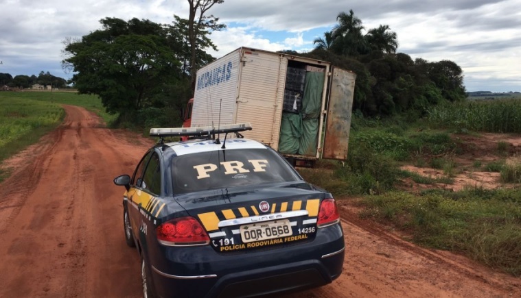 No caminhão, foram encontrados televisores, monitores, impressoras, tapetes e milhares de maços de cigarros contrabandeados do Paraguai - Divulgação/PRF