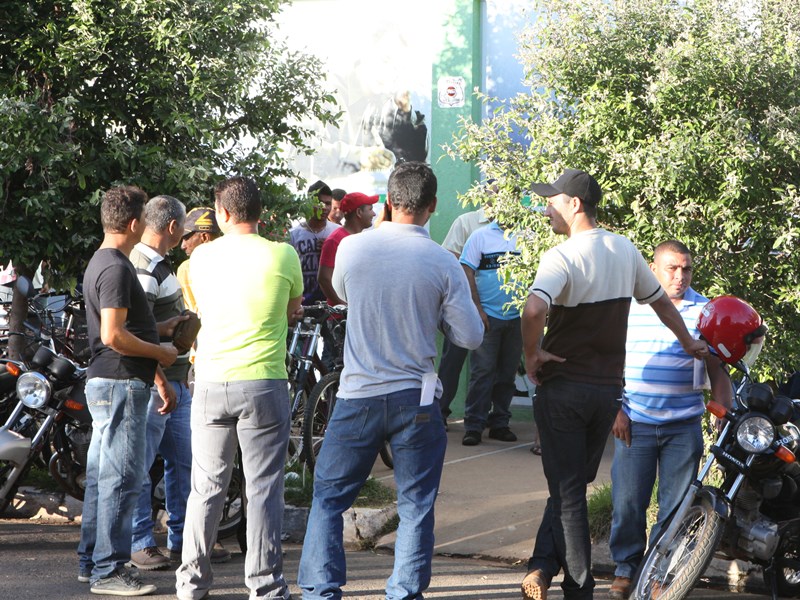 Movimentação em frente à Casa do Trabalhador tem sido intensa nas últimas semanas, com procura por vagas superior à demanda - Elias Dias