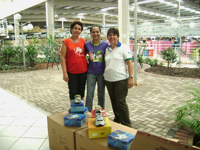 A líder da Pastoral, Sônia Bazan; a representante do RH da Klin, Maria e a voluntária Edilene Camargo no recebimento dos pares -