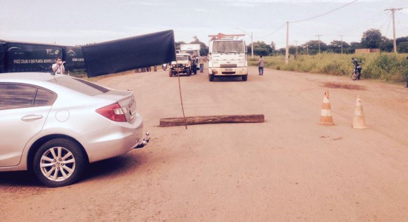 Moradores bloquearam entrada de acesso ao Jupiá  - Ana Cristina Santos 