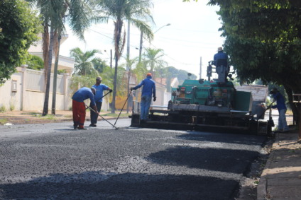 Funcionários de empreiteira trabalham em obras de recapeamento - Danielle Leduc/JPNews Funcionários de empreiteira trabalham em obras de recapeamento - Danielle Leduc/JPNews