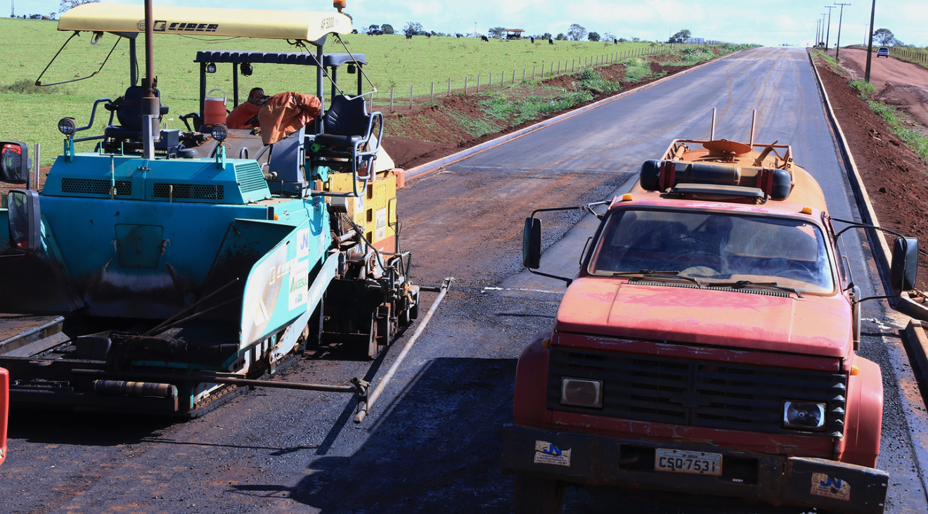Construtora J. Gabriel abandonou a pavimentação do acesso a Quebra Côco (MS-156), em Sidrolândia - Edemir Rodrigues/ Notícias MS Construtora J. Gabriel abandonou a pavimentação do acesso a Quebra Côco (MS-156), em Sidrolândia - Edemir Rodrigues/ Notícias MS