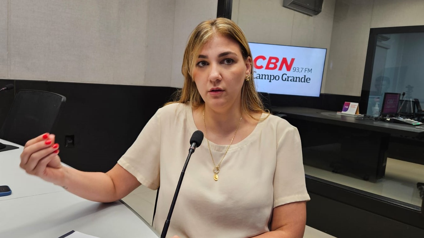 Larissa Veiber no estúdio da rádio CBN-CG