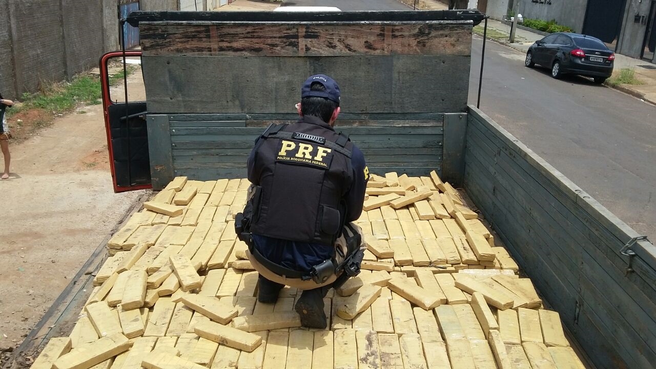 Policial conta tabletes em cima do caminhão - PRF