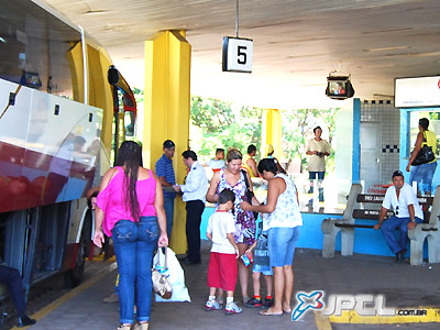 Poucos passageiros embarcaram ontem na rodoviária local; movimento maior é com destino a Paranaíba, afirmam vendedores de passagens -