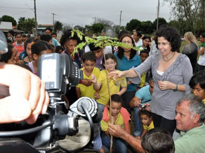 Prefeita Márcia Moura planta muda de árvore no Dia de Meio Ambiente -