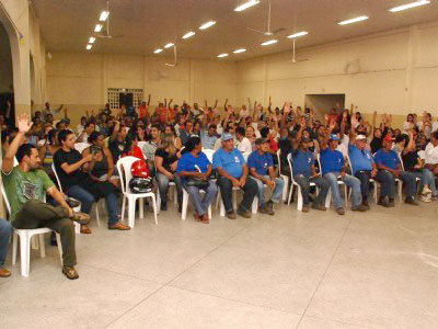 Servidores reunidos em assemblea -