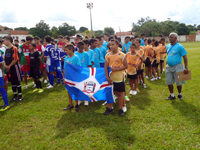Categorias sub-12 e sub-14 da Escolinha jogam amanhã -