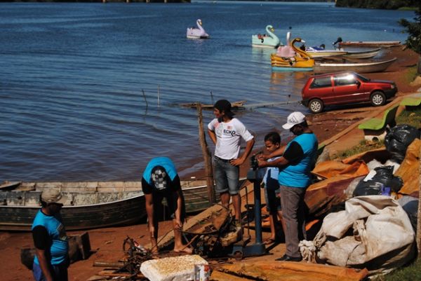 Lixo recolhido às margens do rio - Lixo recolhido às margens do rio -