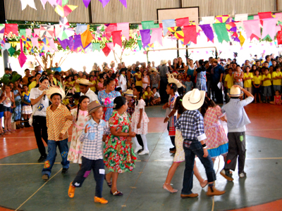 Trajes típicos, comida e diversão marcaram o Festival de Quadrilhas das Escolas Municipais -