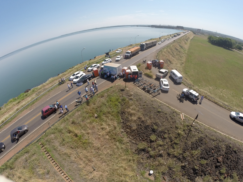 Empresários de Três Lagoas bloqueiam rodovia protestando por falta de pagamento  - Elias Dias/JP