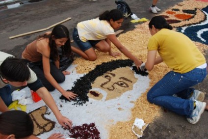 Mais de 300 fiéis participaram da preparação do tapete para procissão -