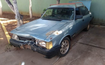 Carro ficou bastante avariado após perseguição policial - André Barbosa/JPNEWS