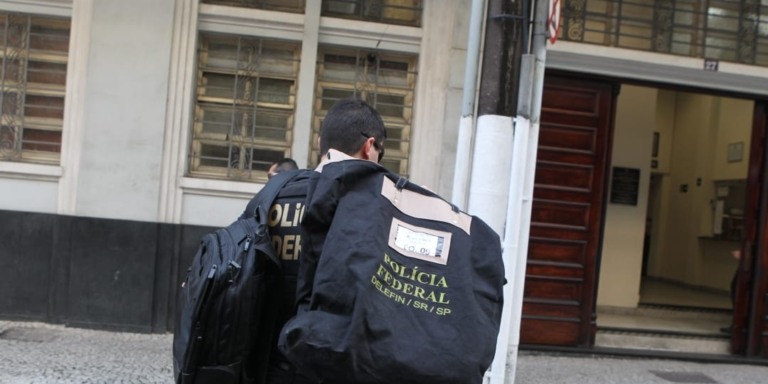 A Polícia Federal informou que aproximadamente 180 policiais federais participam da ação