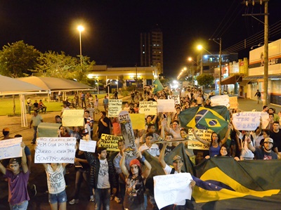 Cerca de 300 pessoas participaram da manifestação que aconteceu ontem na cidade -