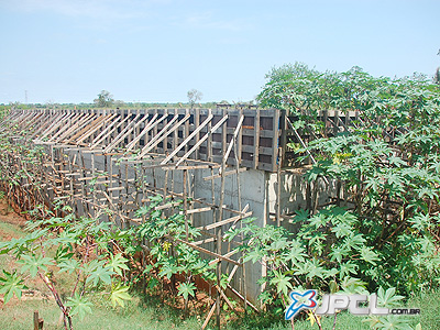 Mato chegou a tomar conta do local da obra do reservatório que vai abastecer a população do bairro Santa Luzia e região - Mato chegou a tomar conta do local da obra do reservatório que vai abastecer a população do bairro Santa Luzia e região -